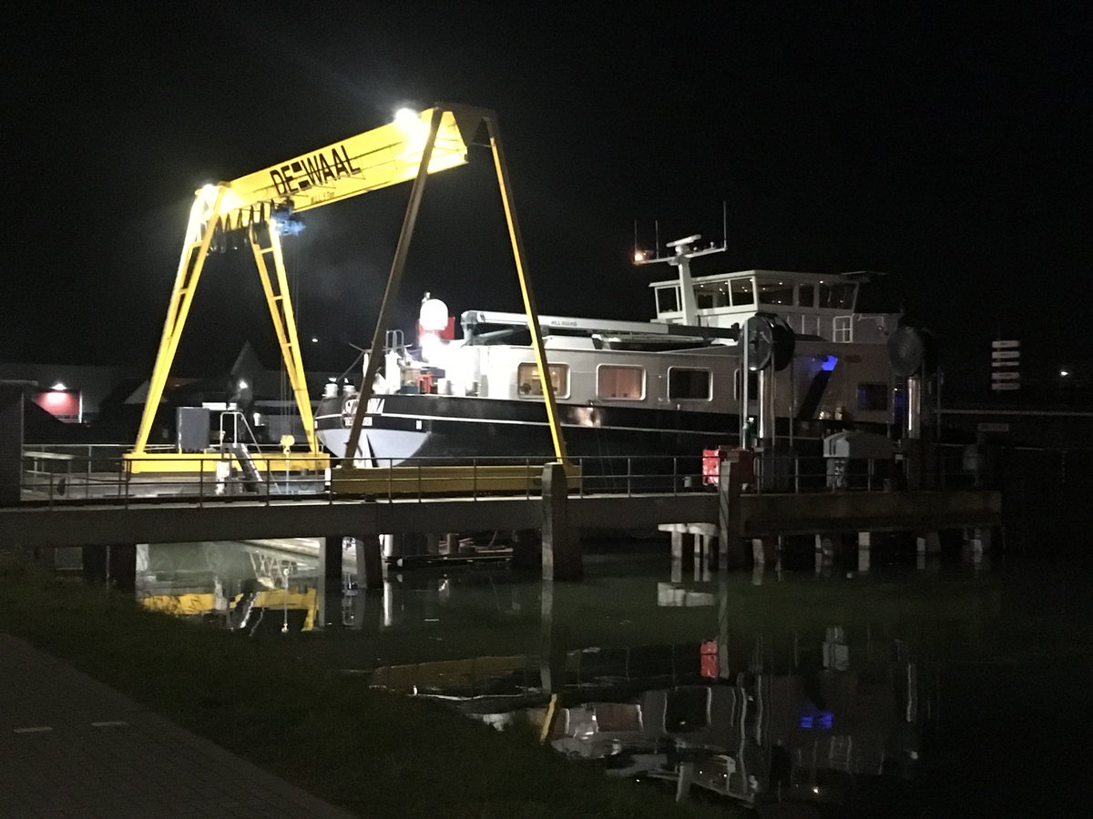 Ondertussen op vrijdagavond bij De Waal... 
Nog volop actie aan de haven. In een tweeploegendienst, werken we al dagen van 06.00 uur 's morgens tot middernacht om m.s. Suzanna snel te voorzien van ons brandstofbesparende Easyflow roersysteem.