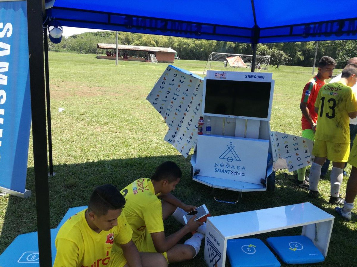 ¡Con #ClaroPorColombia y <a href="/SamsungCO/">Samsung Colombia</a> entregamos, en Palmira, a los campeones de la Copa Claro de Fútbol 2017 un Smart School Nómada para incentivar y potenciar su experiencia de aprendizaje.