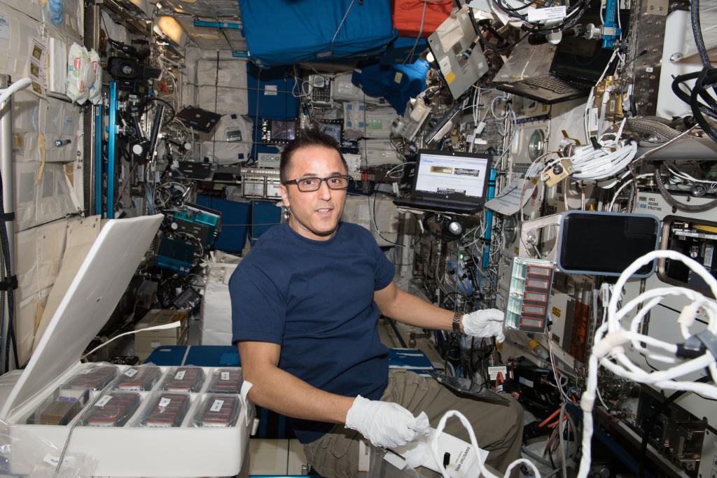 NASA_Marshall's tweet image. Last week, @NASA_Astronauts on @Space_Station, working with #NASAMarshall flight controllers, set a new record for @ISS_Research performed in a week -- 100 hours! LEARN MORE &amp;gt;&amp;gt; go.nasa.gov/2EDxtga