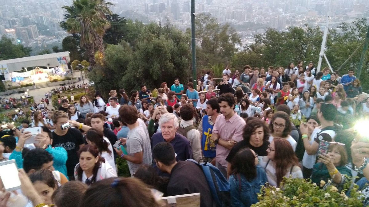 A un mes de la visita del Papa a nuestro país recordamos la vigilia de  los voluntarios papales en nuestro santuario 🙏#FranciscoenChile