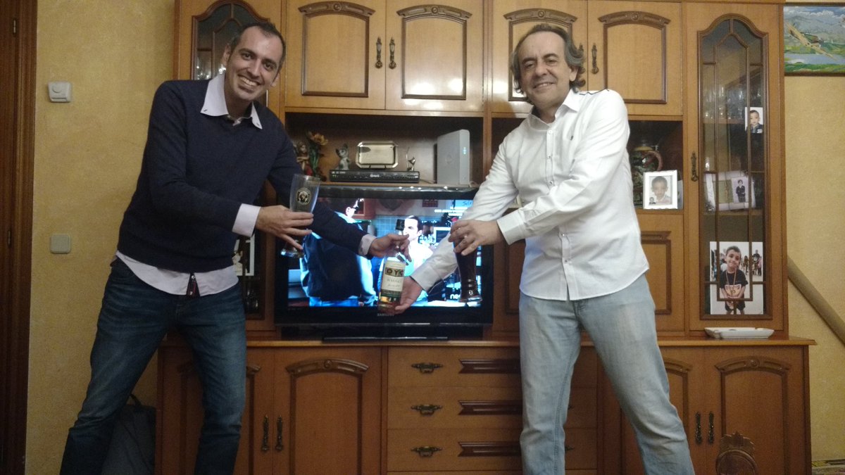 paletoide's tweet photo. Compartiendo @DYC_es  con #Sheldon en buena compañía. https://t.co/skA7l0VzbZ