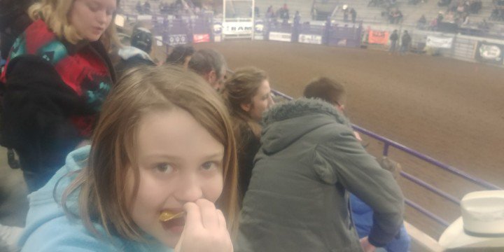 AndreBarton41's tweet photo. At the #KSTATERODEO with my beautiful niece Everly! https://t.co/FpWe1387fq