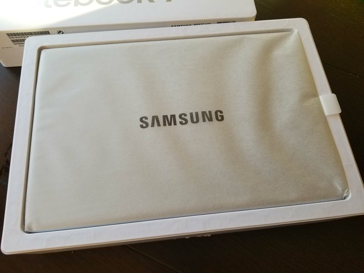 wooky2000's tweet image. 8th gen Core-i7 + 20 hrs battery + 2.2lbs. What more do you want? @Samsung #Notebook9