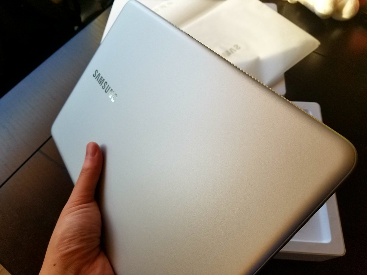 wooky2000's tweet image. 8th gen Core-i7 + 20 hrs battery + 2.2lbs. What more do you want? @Samsung #Notebook9