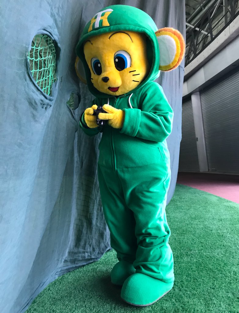 新しいおもちゃのカメラを持ち始めたキー太。ウォーミングアップの選手