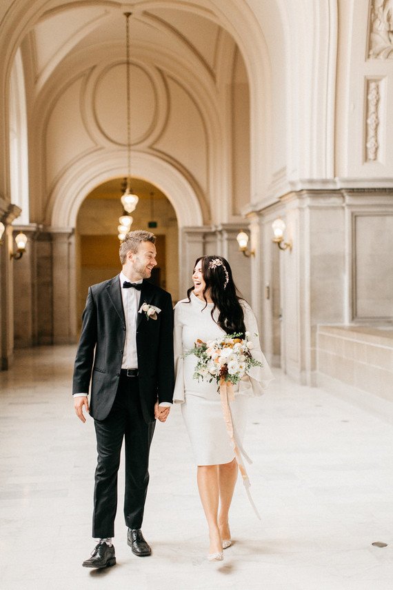 Love, love this mod take on a city hall elopement. So stylish and sweet. bit.ly/100LCmod0216