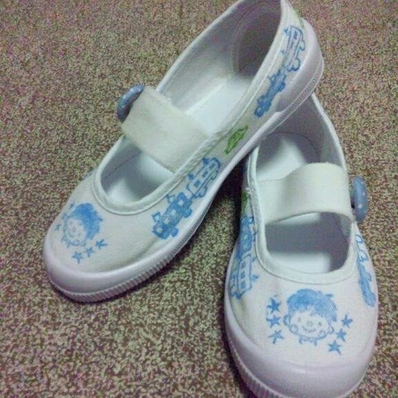 Rinria こんにちは 消しゴムはんこを使った上靴デコ 子供達が入園する際に準備した上靴 新作のお名前はんこは 上靴デコにもぴったりです T Co Gblfytd4wx 上靴デコの作り方をインスタにあげてます T Co Rk25fjsmuq T Co