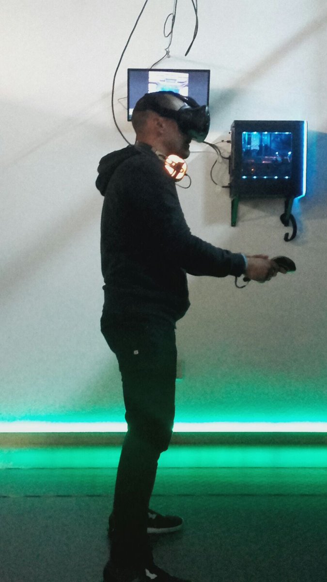 graficalogica's tweet photo. Esta tarde con la gente de @VRProject_es pura experiencia #VR en el centro de #SantaCruz. Repito fijo. ¡¡Suerte!! #VirtualReality #Interaction #Interacción #Tenerife https://t.co/68pUXvnpwo