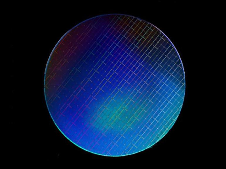 TechRepublic's tweet photo. Intel researchers push quantum computing forward with new silicon chips https://t.co/sJiuJaqIAZ https://t.co/zu7bJbmtAn