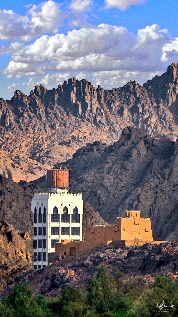 B_Edili's tweet photo. حايل محير الحلا .. والزين وقف عليها
لو يزعلن البنات ..
دارٍ مقامة علا .. والعز منها وفيها
وقصورها نايفات ..
ٰ
ٰ https://t.co/o9x3c1YEEG