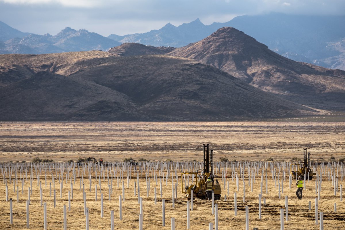 SOLVenergyteam's tweet photo. By mid-year, the piles being installed at Grey Hawk will support nearly 200,000 solar modules on 465 acres of land near Kingman, Arizona. When complete, this 64.5 MWdc plant will generate enough clean energy to power over 9,000 homes. #solarinaction https://t.co/VPE3MaA6tA