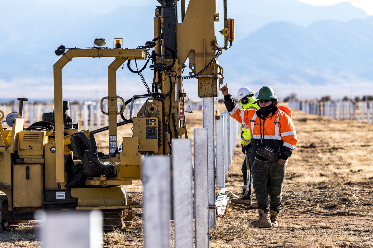 SOLVenergyteam's tweet photo. By mid-year, the piles being installed at Grey Hawk will support nearly 200,000 solar modules on 465 acres of land near Kingman, Arizona. When complete, this 64.5 MWdc plant will generate enough clean energy to power over 9,000 homes. #solarinaction https://t.co/VPE3MaA6tA