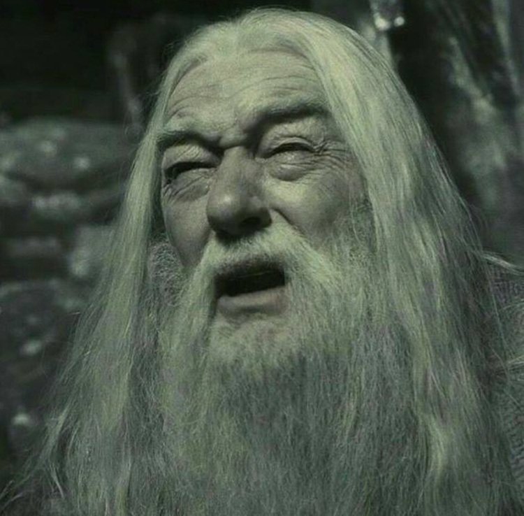 Harry_Potter_TM's tweet photo. Cuando estás durmiendo y alguien enciende la luz de tu habitación. https://t.co/DDiMjbjkUq
