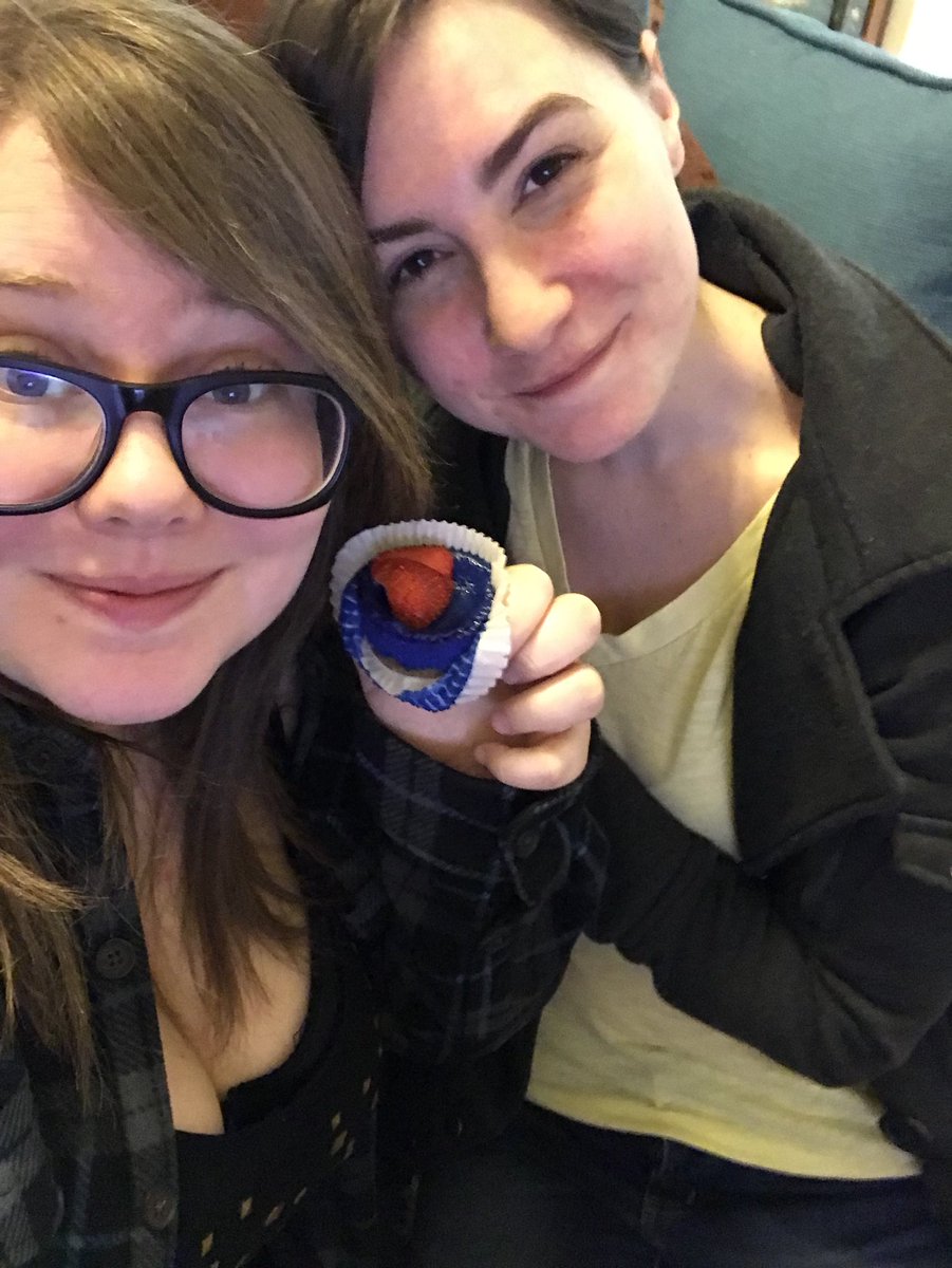 BrittanyLaudaVO's tweet photo. MADDIE BROUGHT OVER HOMEMADE ICHIGO THEMED CUPCAKES FOR MY BIRTHDAY ❤️🙏🍓 this is the best 😭#foodisfriendship #sweettreat #DARLINGintheFRANXX https://t.co/rWNtSyI7LT