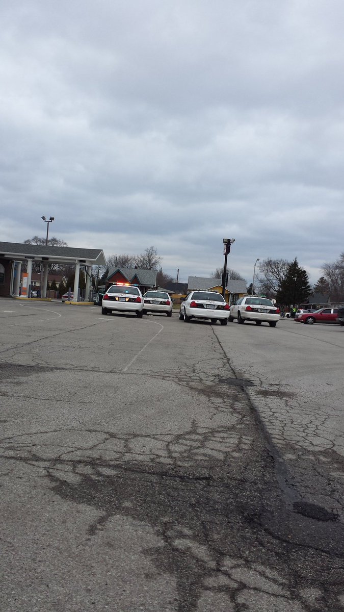 scilicet's tweet photo. @93wibc 10th St closed at Euclid due to failed bank robbery attempt https://t.co/2p4W0SuX8S