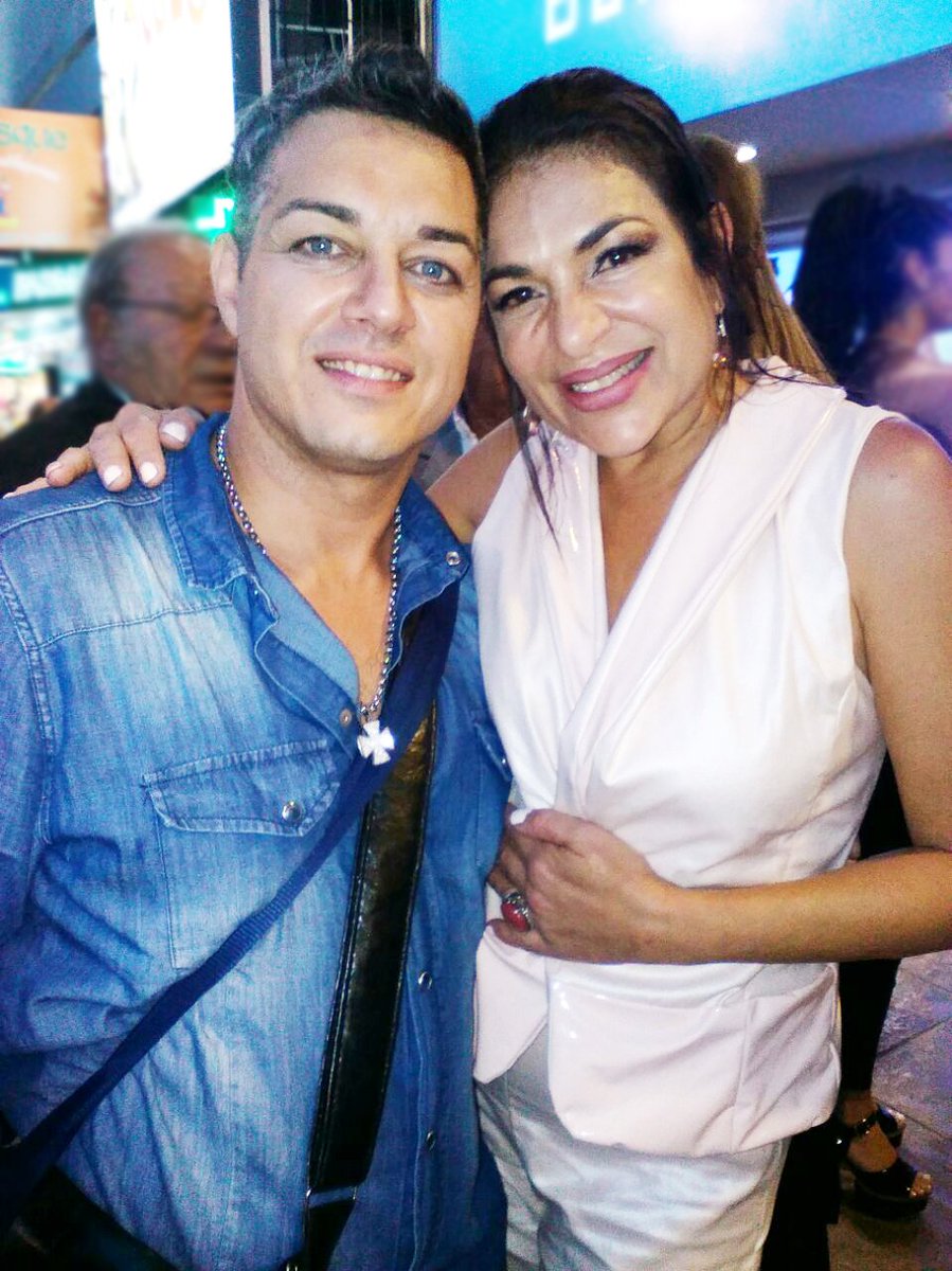 JerardoPeyrano's tweet photo. Más fotos de los premios #EstrelladeConcert con @adabelguerrero, @medinaclariok y la #MenciónEspecial que recibimos por @Bollywood_OK https://t.co/8xXfFnYR1Y