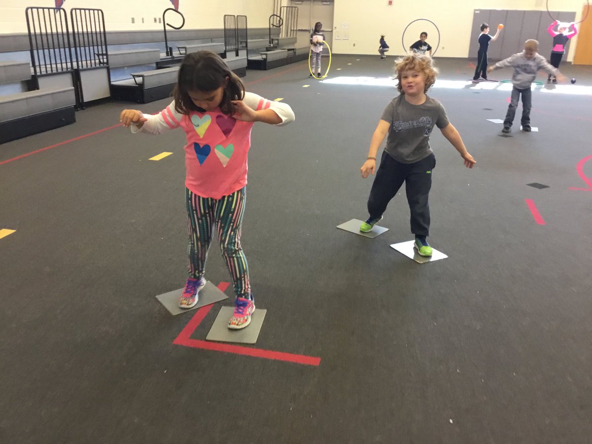 Winter Olympics at Madison Place. White boards make great skis for the biathlon @olathepeteacher <a href="/MadisonPlaceK5/">Madison Place</a>.