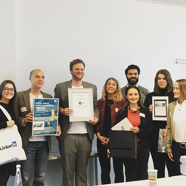 MathildeCabenda's tweet photo. And the winner is: @unibielefeld, die zeigt wie man mit Humor, Musik und einer Prise Selbstironie eine verdammt gute Kampagne starten kann. Gratuliere! Campus Play! #hscamp #socialmedia #award #everythingisbetterwithmusic https://t.co/e4XAsOBpYG