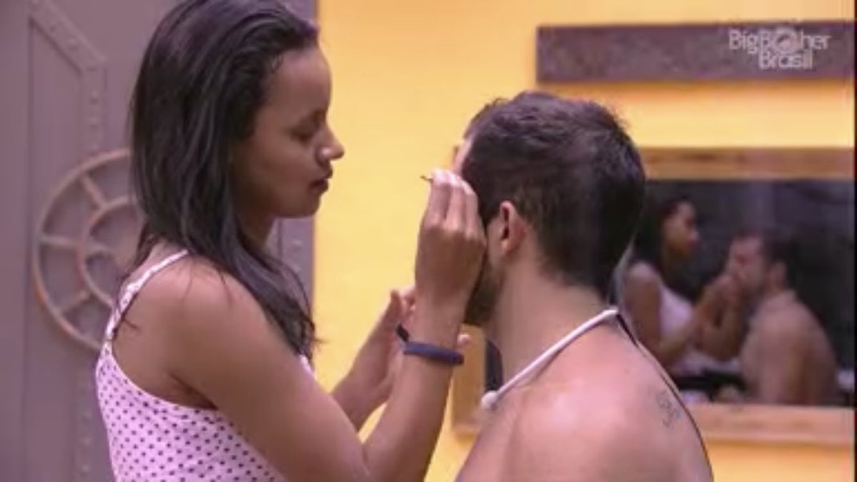 BbbelatrizBi's tweet photo. gleici fazendo a sobrancelha do kaysar eu vivi p isso #bbb18 https://t.co/wDE5ZVziLJ