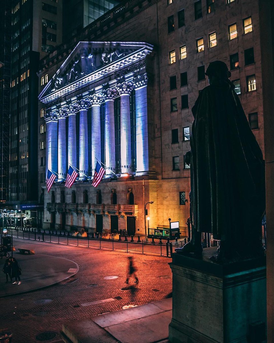 NYSE's tweet photo. Getting ready for President’s Day with George Washington looking over the NYSE https://t.co/ZSOdLAZ4UM