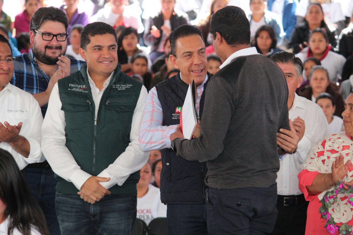 Prospera_MX's tweet photo. En representación de la Coordinadora Nacional @paula_hdz, el Director General @jmvalerapiedras asiste al evento "Acciones por la Inclusión" donde #JóvenesPROSPERA recibieron becas de #EducaciónSuperior para continuar con sus estudios. https://t.co/w1HvnagGRz