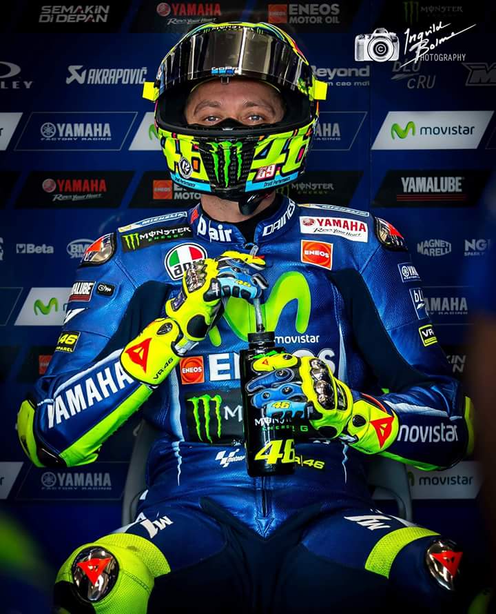 RossiAward_ES's tweet photo. Cumpleaños feliz, cumpleaños feliz... 🎶

Cuando estás tan en forma como él la edad es simplemente un número!

Rossi Award desea a Valentino felices 39 años.

📸 @Ingvild_B_Photo https://t.co/tIPd0eYZFq