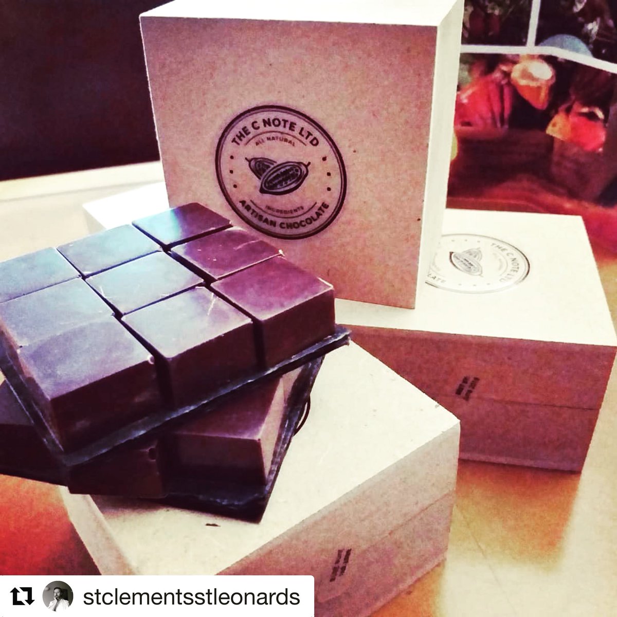 TChocolatenote's tweet image. The C Note is @StClementsRest, one of our favourite restaurants in Hastings. 18 vegan chocolates in a box. #thechocolatenote #hastingschocolate #finechocolate #cacao