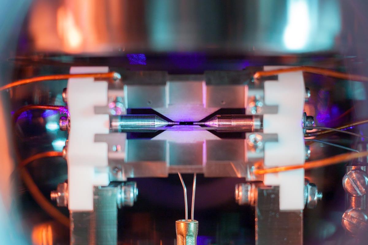 newscientist's tweet photo. A single atom is visible to the naked eye in this stunning photo https://t.co/cl5twhhVWc https://t.co/LtQ9ETNBaD