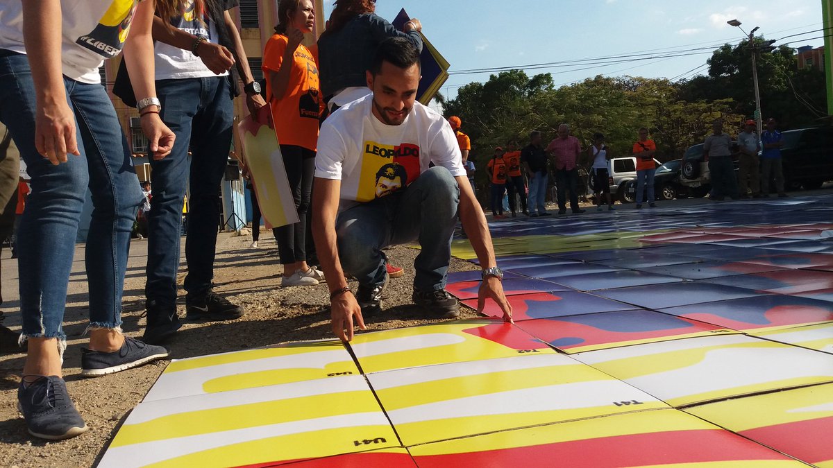 JVPCarabobo's tweet photo. Hoy #16Feb Los Jovenes Carabobeños alzamos nuestra voz elaborando un mosaico denunciando los 4 años del secuestro del regimen a nuestro hermano y Coordinador Nacional @leopoldolopez. Seguiremos luchando hasta que #ConquistemosLaLibertad de todos los presos políticos y de Vzla! https://t.co/lcvZeyMJGI