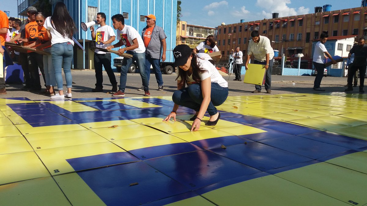 JVPCarabobo's tweet photo. Hoy #16Feb Los Jovenes Carabobeños alzamos nuestra voz elaborando un mosaico denunciando los 4 años del secuestro del regimen a nuestro hermano y Coordinador Nacional @leopoldolopez. Seguiremos luchando hasta que #ConquistemosLaLibertad de todos los presos políticos y de Vzla! https://t.co/lcvZeyMJGI