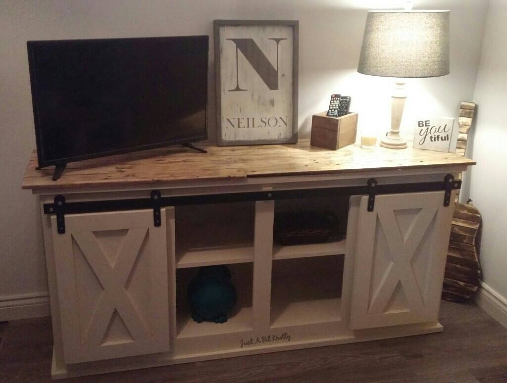 justabitknotty's tweet photo. Sliding barn door media console. 70" long, chiffon cream paint, matte black hardware, pallet top with additional stain aging and 3 coats of poly. #justabitknotty #woodworking #slidingbarndoor #mediaconsole https://t.co/XXXgvzffAH