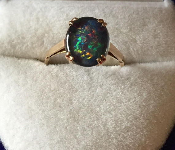 SpitfireNellie's tweet photo. Vintage 9ct Gold Oval Cabachon Black Opal Ring 
https://t.co/zUGkLZ949X   £149.99 (Not Including P&amp;P) -
Vintage item from the 1970s, Style: Boho, Band color: Gold, Gem color: Black, Ring size: O UK/AU, Gemstone: Opal, Material: Gold 
#ring #selling #jewellery #opal #1970s #Boho https://t.co/mE3LrTyX56