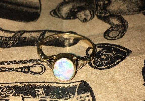 SpitfireNellie's tweet photo. Vintage 9ct gold opal ring c1979 https://t.co/v5eFgB8tEe  £149.99 (Not Including P&amp;P) - Vintage item from the 1970s, Style: Boho, Band color: Gold, Gem color: White, Ring size: M UK/AU, Gemstone: Opal, Material: Gold
#forsale #selling #OpalRing #ring #Vintage #boho #1970s https://t.co/5t6Sb7Kc3I
