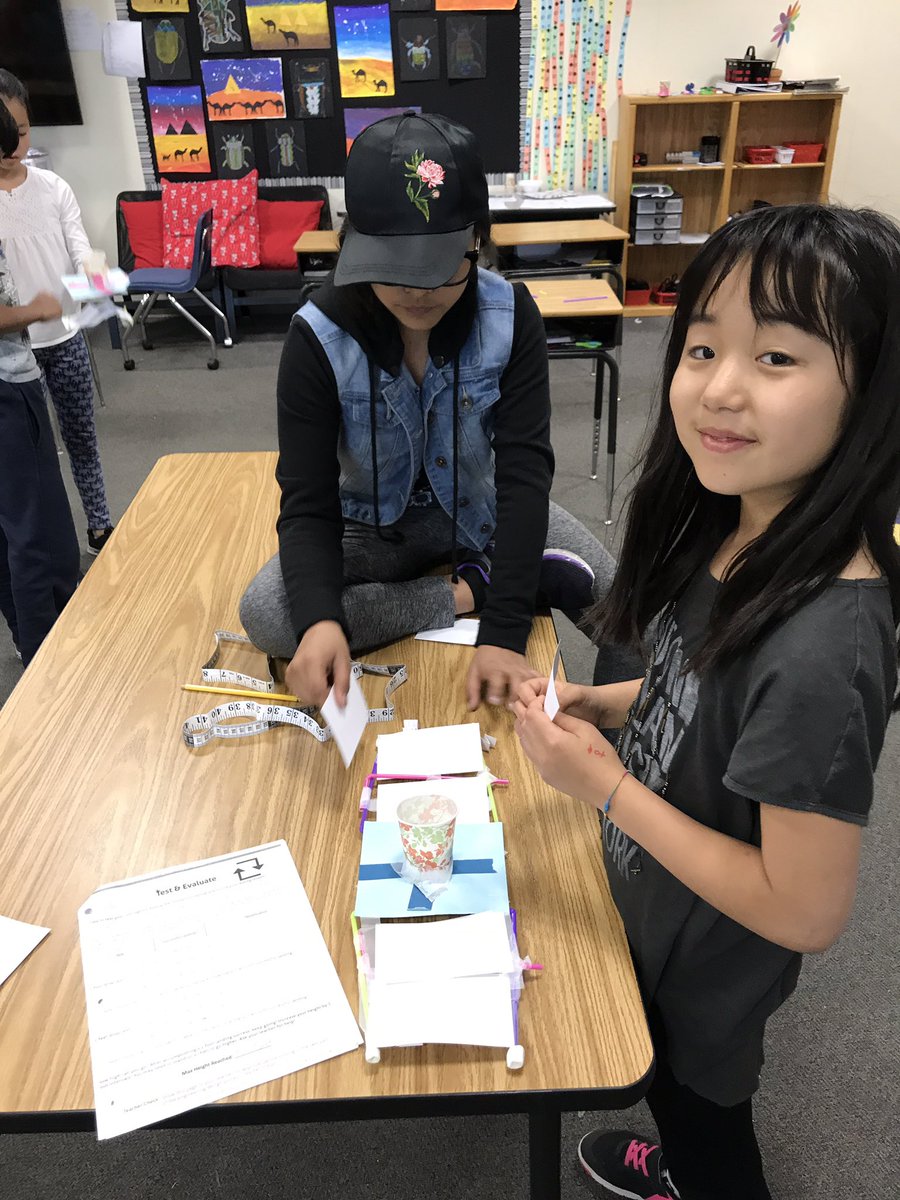 ColleenPrattEDU's tweet photo. The aliens landed safely! Design project inspired by Falcon Heavy.#prattbadgers https://t.co/AoIpsplO1Z