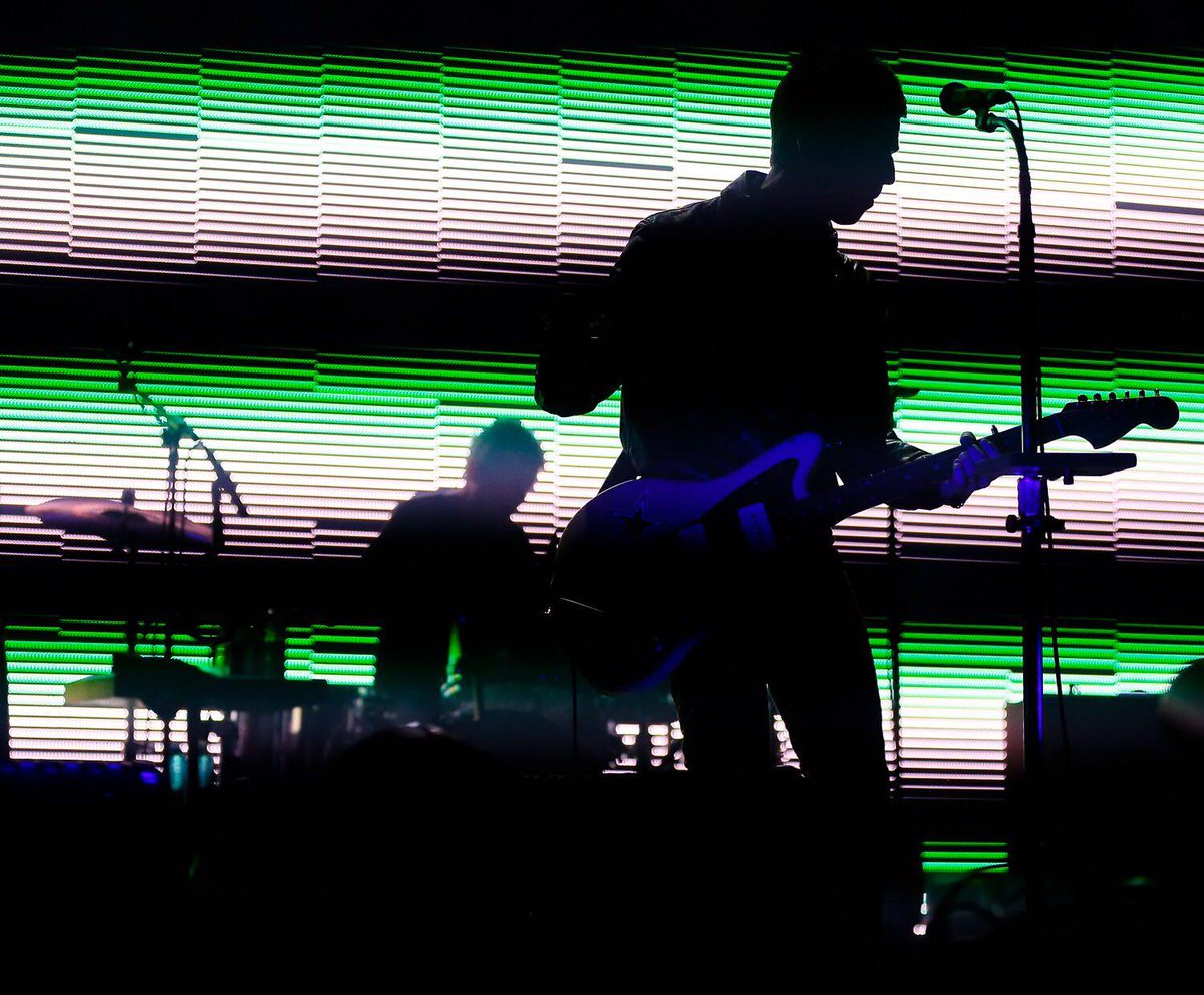 BenTweetCarter's tweet image. So @NoelGallagher High Flying Birds at @RadioCity Music Hall, NYC this week. IMAGES: Sharon Latham/NGHFB Facebook page That&apos;s Noel, Gem Archer and Chris Sharrock (OASIS) plus assorted mates. Set includes @oasis faves #Wonderwall #GoLetItOut #DontLookBackInAnger