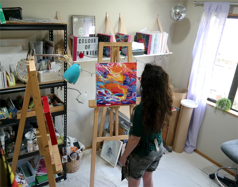 ARTbyJax's tweet photo. #studionews Applying the finishing touches to Sunburst Dragon, 45x45cm oil on canvas ©Jacqi Kruger Art 2018 #creativejuice #oilpainting #colour_collective #atelier #skyfall #originalart #lovethetron Enjoying the muggy weather today. https://t.co/0auV9TUjZz