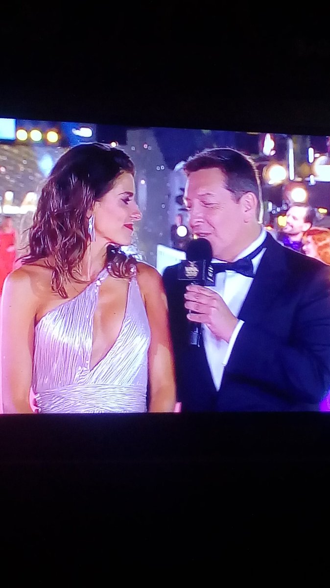 AaronGonve's tweet photo. Por favor alguien de #LaGalaCHV o @chilevision le diga a ese depravado de julio César Rodríguez que deje de mirar las pechugas a las mujeres cuando les hace preguntas https://t.co/U9vyruSq5F