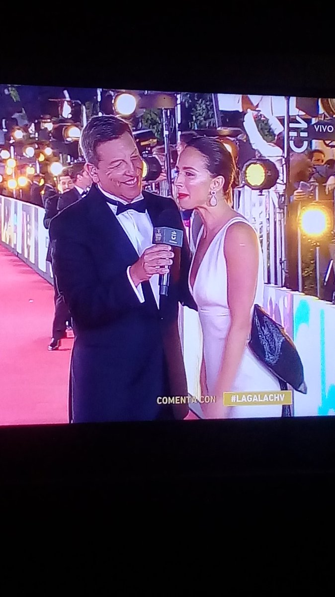 AaronGonve's tweet photo. Por favor alguien de #LaGalaCHV o @chilevision le diga a ese depravado de julio César Rodríguez que deje de mirar las pechugas a las mujeres cuando les hace preguntas https://t.co/U9vyruSq5F