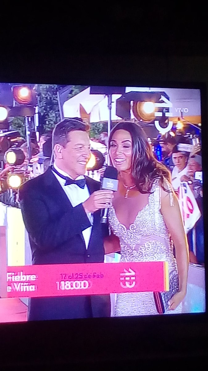 AaronGonve's tweet photo. Por favor alguien de #LaGalaCHV o @chilevision le diga a ese depravado de julio César Rodríguez que deje de mirar las pechugas a las mujeres cuando les hace preguntas https://t.co/U9vyruSq5F