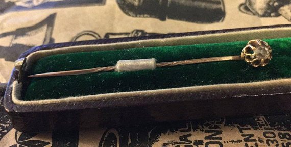 SpitfireNellie's tweet photo. A vintage yellow metal and clear stone lapel pin https://t.co/uTlFaqCItn - £29.99 (Not Including P&amp;P) 
Vintage item from the 1930s, in a velvet lined box marked "S.EYERS, Watch &amp; Clock Makers, Goldsmith and Jeweller of 6 Salisbury St. Blandford"
#forsale #selling #Lapelpin #1930s https://t.co/VdeTl9Qwza