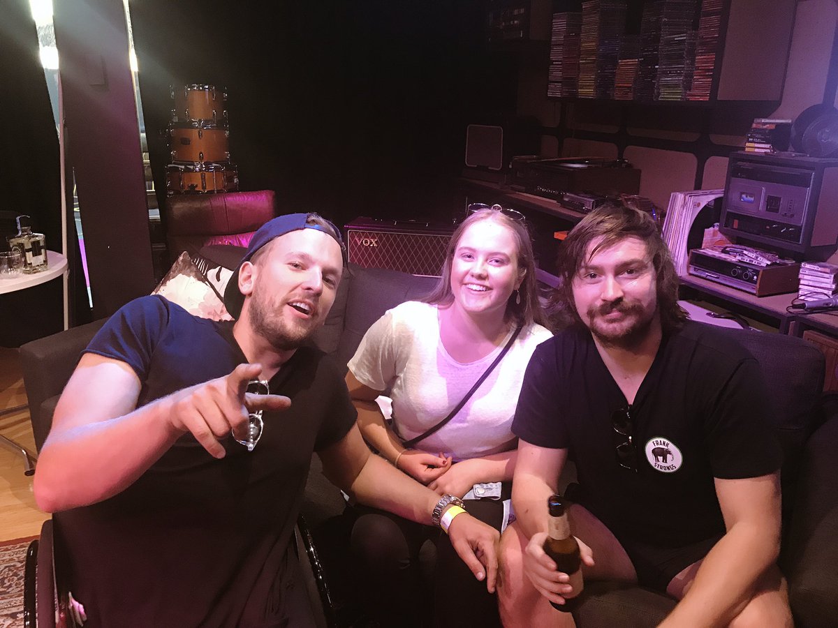 lucy2edwards's tweet photo. Had the best time last night hanging with the legendary @DylanAlcott, as well as the amazingly talented duo Adam and Reuben from @pekingduk!! Cheers to @phoebeobrien_ for making this possible! 😄🎾🎤 https://t.co/lRnGIFVnQ7