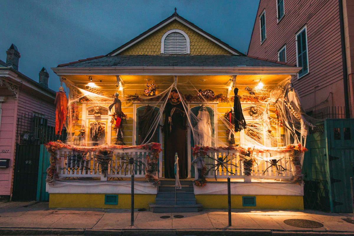 WanderingCoast's tweet photo. New Orleans is as seductive as it is sinister. I wander down one of the city’s cultural veins by night to discover both its fabulous and notoriously seedy nightlife. Read on at https://t.co/TdRkPPTmmk https://t.co/Y2iu0I7yBr