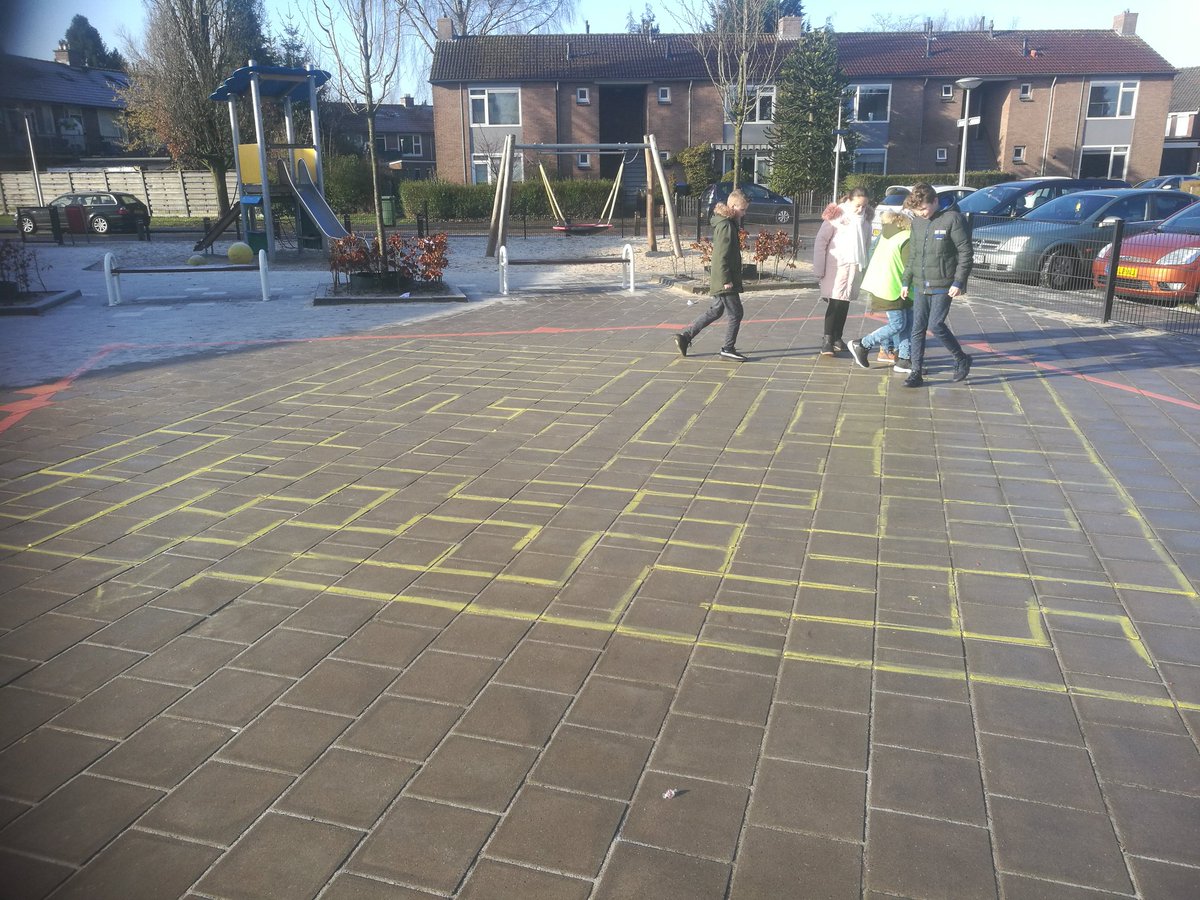 Blijft toch lastig zo'n doolhof.. maar hier op <a href="/CBSdeKoning/">CBS de Koning</a> houden ze wel van een uitdaging tijdens @BeweegWijs