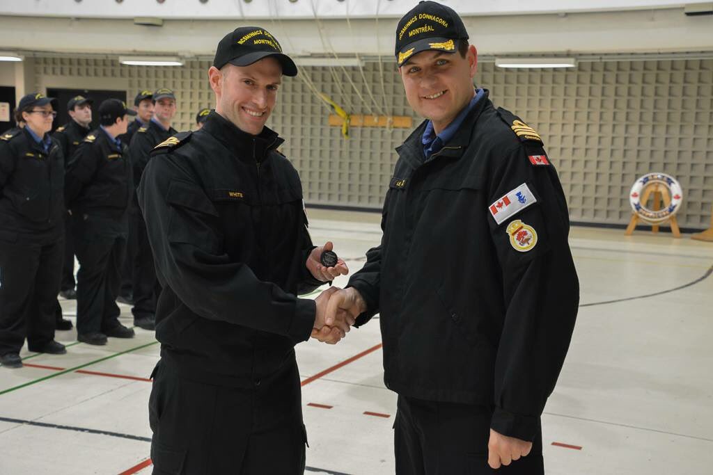 NCSM_HMCS_DON's tweet photo. Lt(N) White was awarded his Sea Service Insignia - Level 1 for over 180 days at sea. #BravoZulu Sir !
#RCNavy #ReadyAyeReady https://t.co/RolwXWYTt5