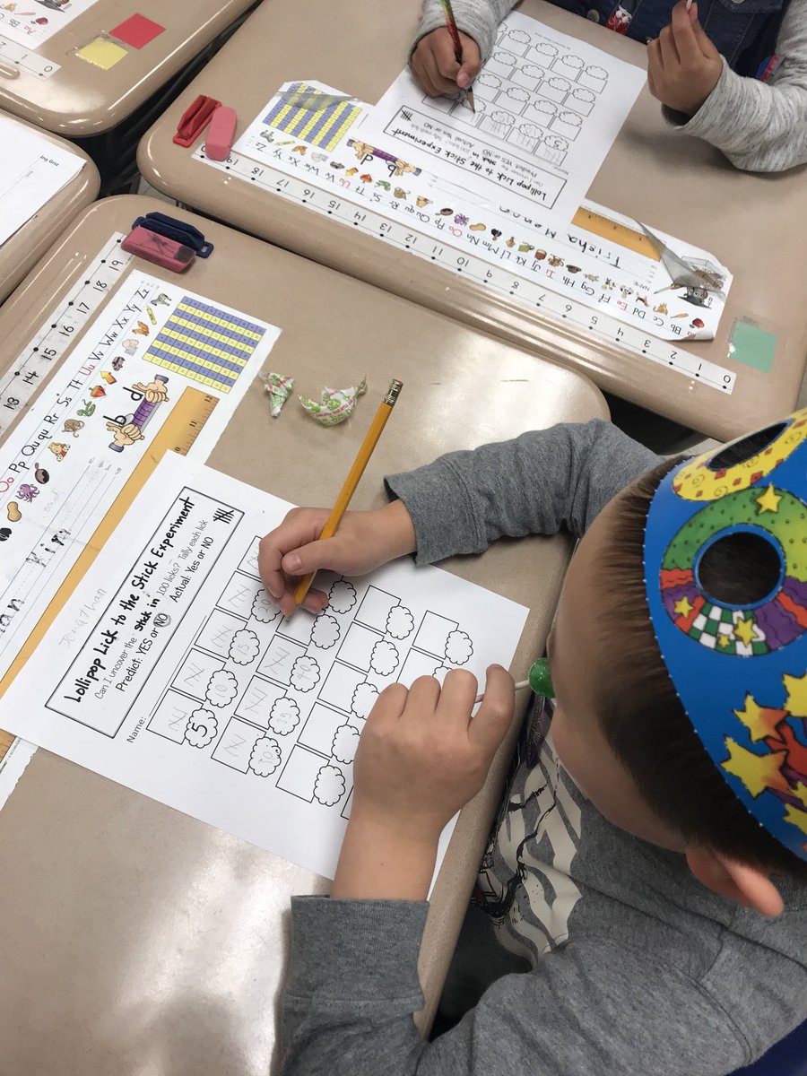 CGFirstGrade's tweet photo. Happy 100th Day ���🎉🍭 https://t.co/MTa9EpWPCh