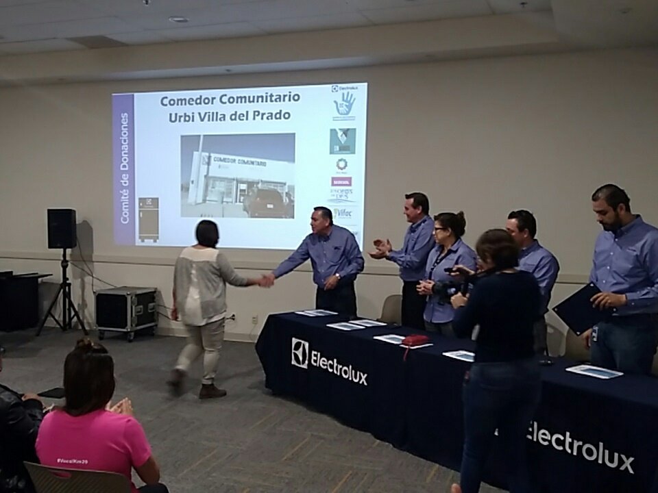 cesarbueca's tweet photo. Electrolux transformar para una Vida mejor, apoyando a #comedorescomunitarios @eldabarraza11 @zurdo_chavez @jaQii_PL @chumel_galvan https://t.co/npk222lqyt