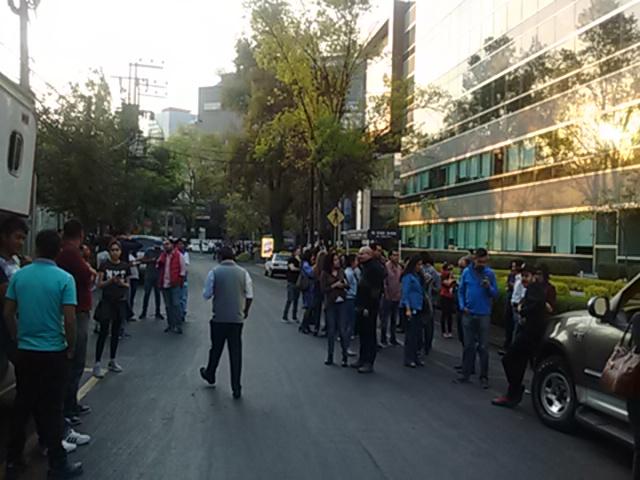Reporte_Indigo's tweet photo. Capitalinos desalojan edificios por sismo. En breve más información. https://t.co/Q8KTg1ujGA