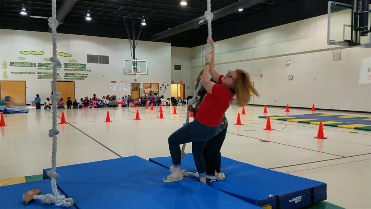 Brandfantastic4's tweet photo. Sometimes you have to tackle a challenge knowing you will fail to teach a child not to be afraid to try. @LIVEOAKELEM #armsfeellikejello #atleastItried #gymclass #mystudentscheered #Iwilltryagain https://t.co/acMUZgBv7z