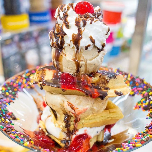 Tag a friend you want to share this waffle sundae with 😍😍 #coolmess ift.tt/2BywbRx
