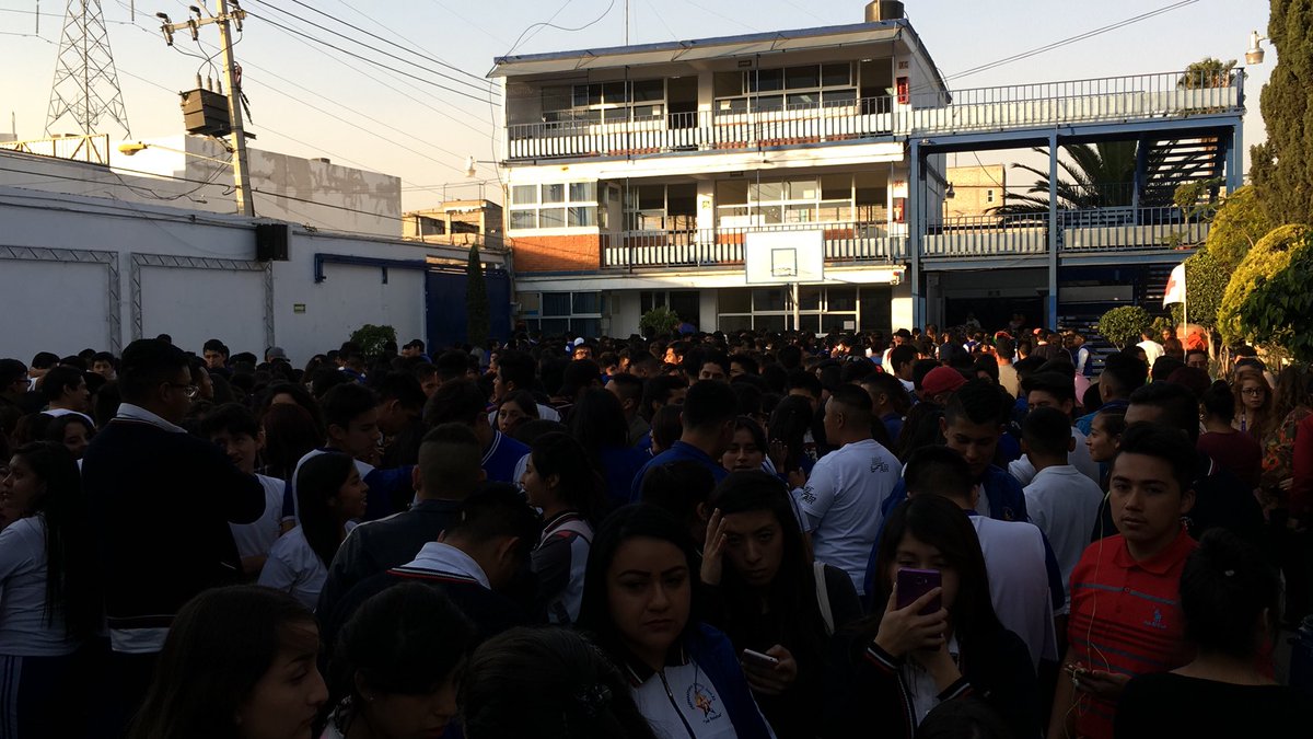 chavitaprepa82's tweet photo. Se sintió fuerte el #Sismo en #Prepa82
Crisis nerviosas en algunos alumnos. https://t.co/ix6xtpA4Tx